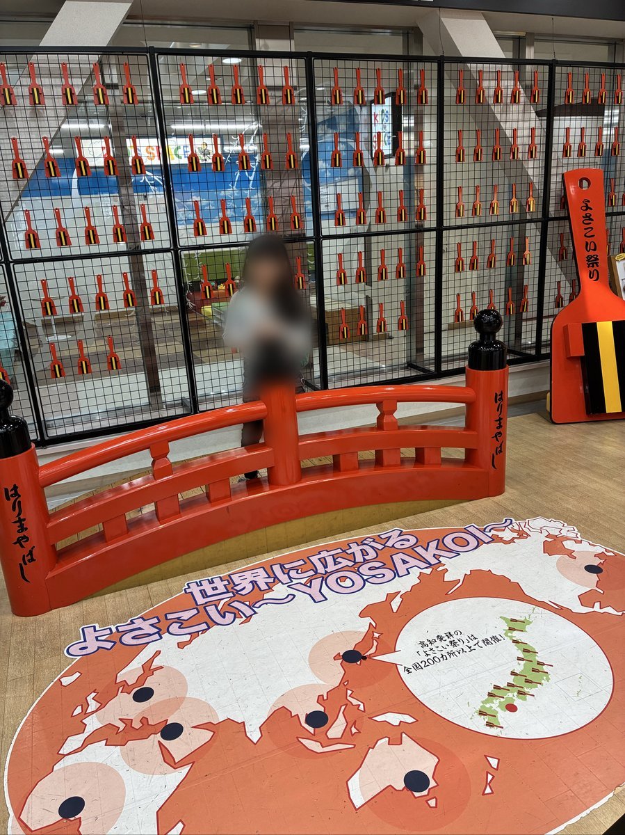 よさこい祭りの世界地図と、高知の観光名所であるはりまや橋のミニチュアが展示されている様子。
