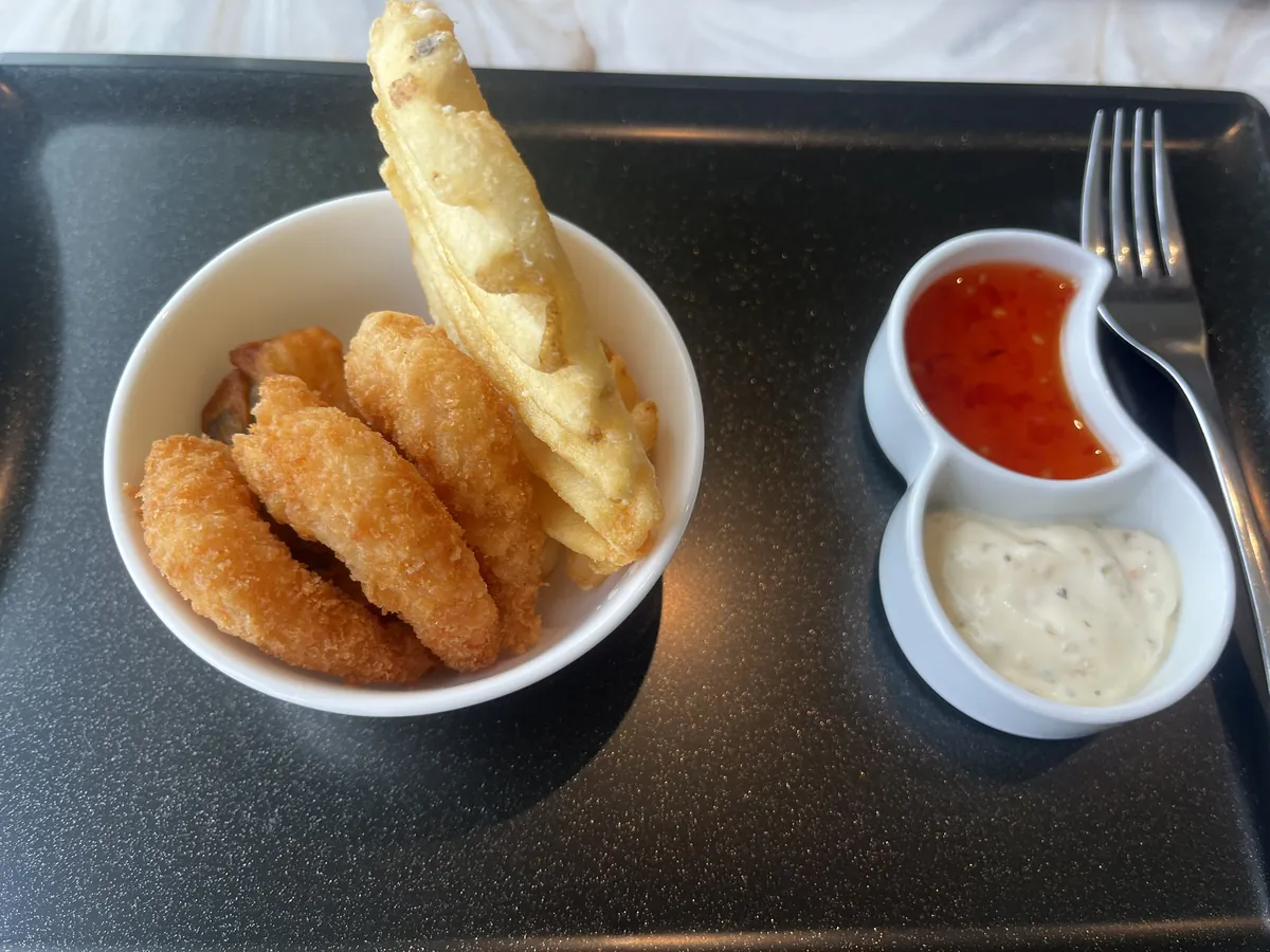 フィッシュフライとポテト、タルタルとスイートチリの2種ソースが添えられた軽食プレート。