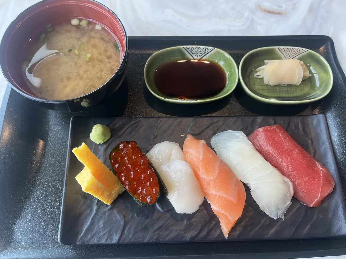 握り寿司5貫(まぐろ・サーモン・いくら・白身・玉子)としじみの味噌汁、醤油とガリの和食プレート。