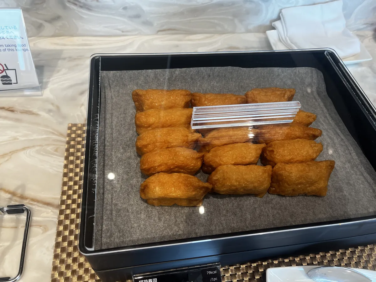 つやつやのおいなりさん(いなり寿司)がケースに整然と並ぶビュッフェの一品。