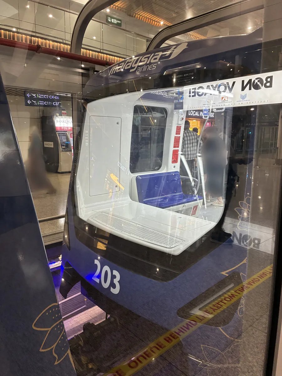 ホームに停車したKLIAエアロトレインの車両。車体番号203とマレーシア航空のラッピング