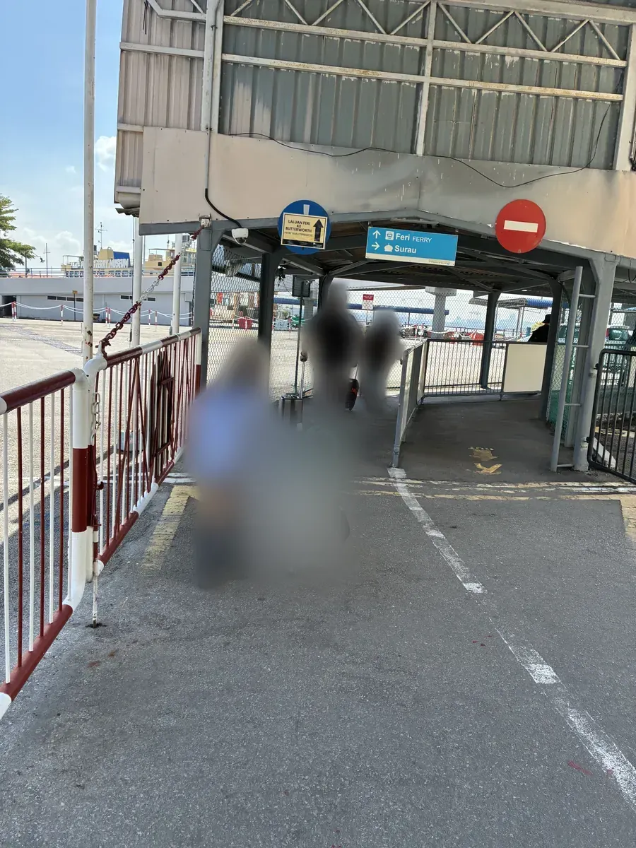 バターワース行きフェリー通路の入口。LALUAN FERI KE BUTTERWORTHの青い案内標識