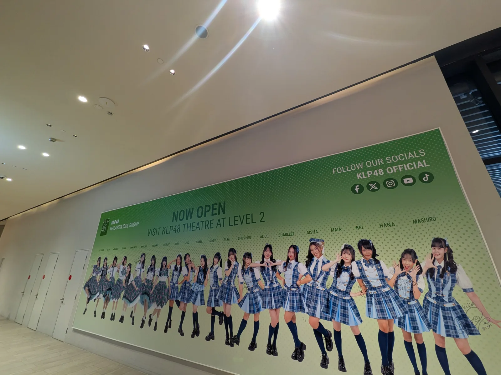 ららぽーとBBCC館内の壁一面に掲げられたKLP48のシアター告知ポスター。NOW OPEN VISIT KLP48 THEATRE AT LEVEL 2 と案内されている