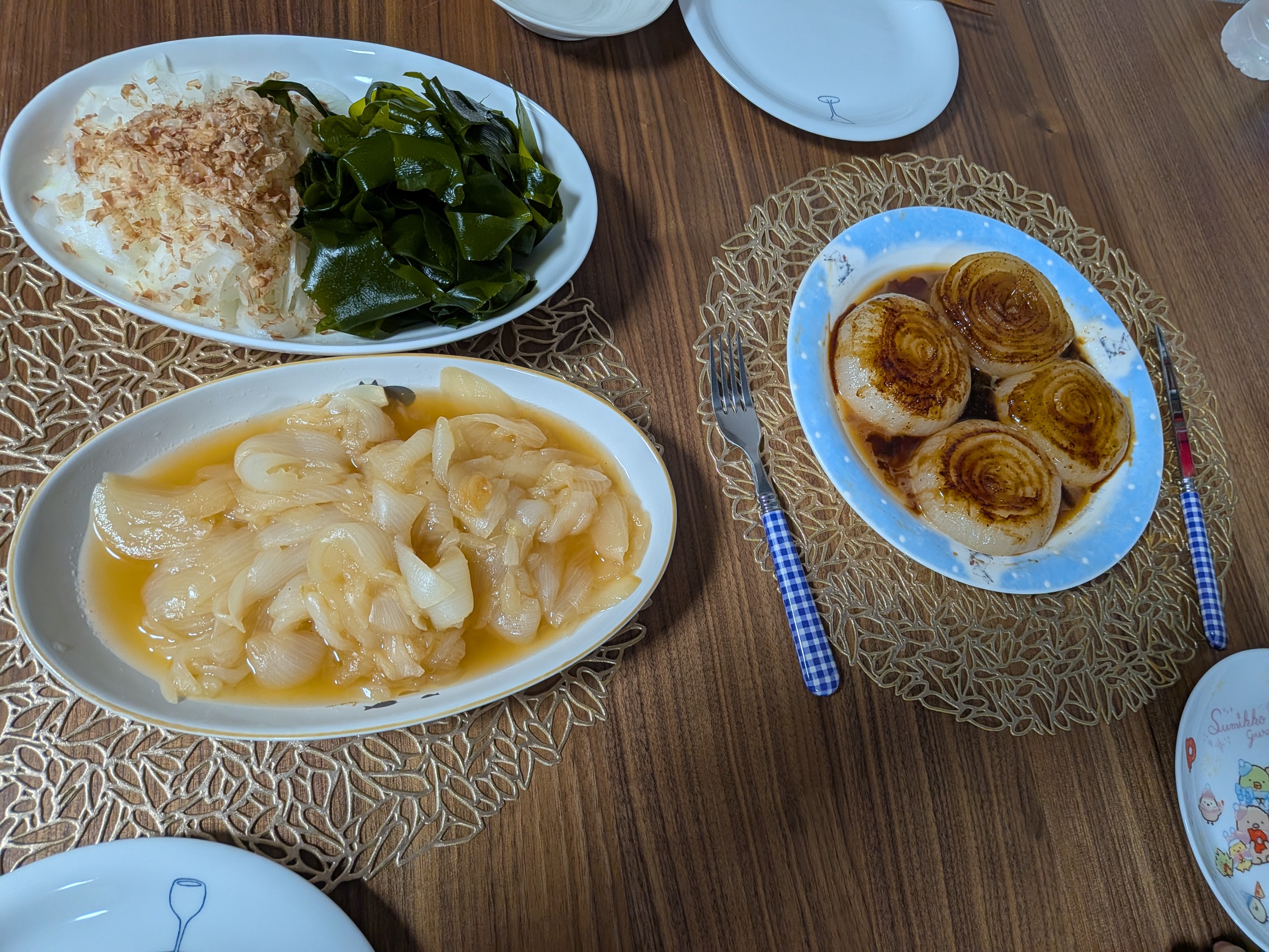 持ち帰った淡路島の新玉ねぎで作った丸ごとステーキ・甘辛煮・鳴門わかめ炒め