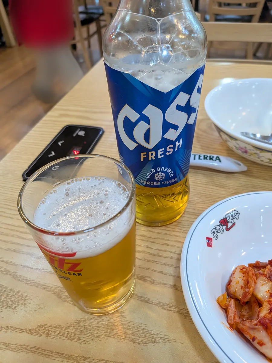 CASSの瓶ビールとグラスで一人乾杯