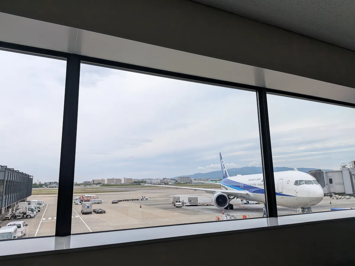 ラウンジの窓際から見える滑走路とANAのボーイング機