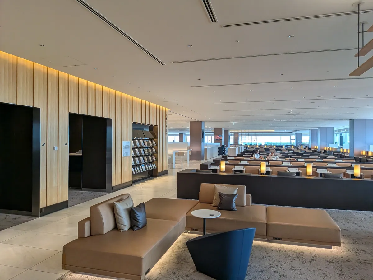 国際線ANAラウンジの広い館内。ソファ席とずらりと並ぶ座席