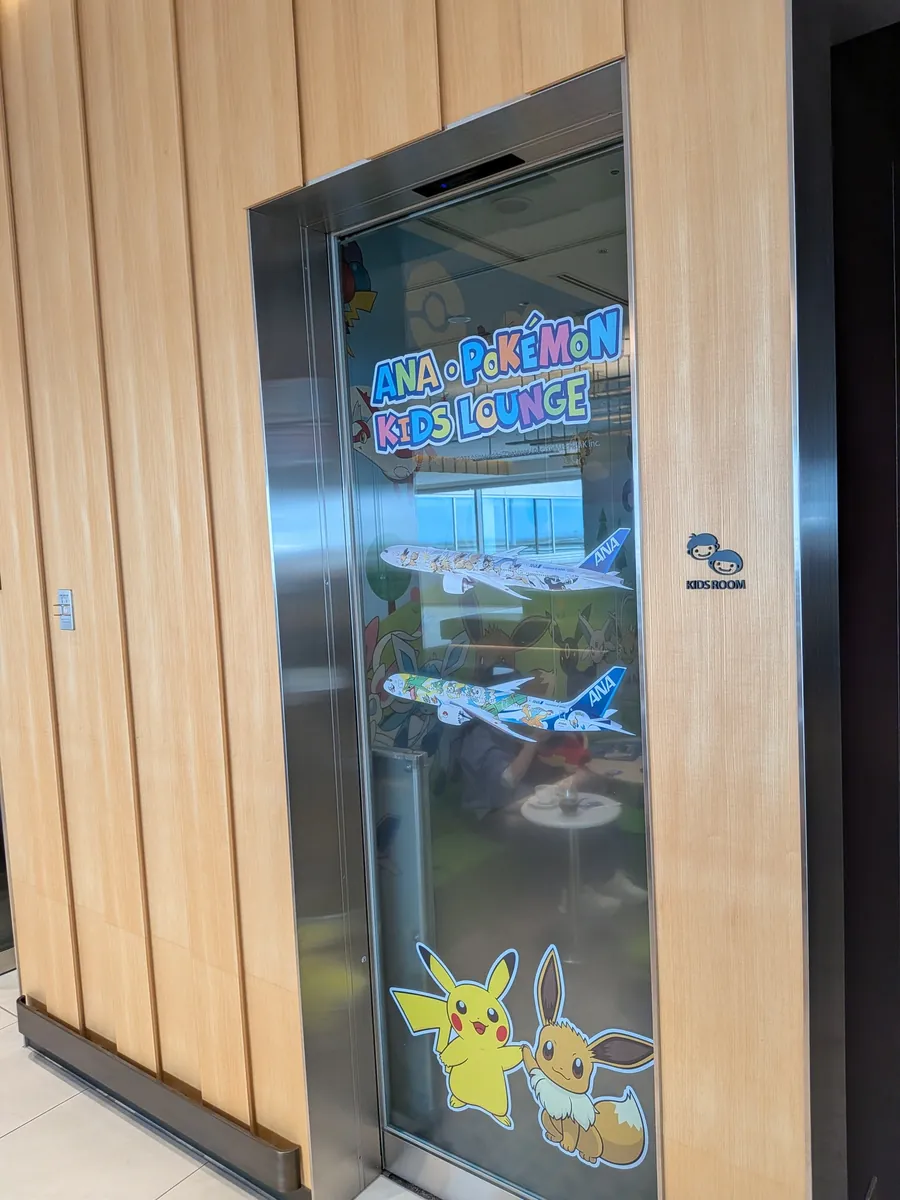 ANA×POKEMON キッズラウンジの入口ドア