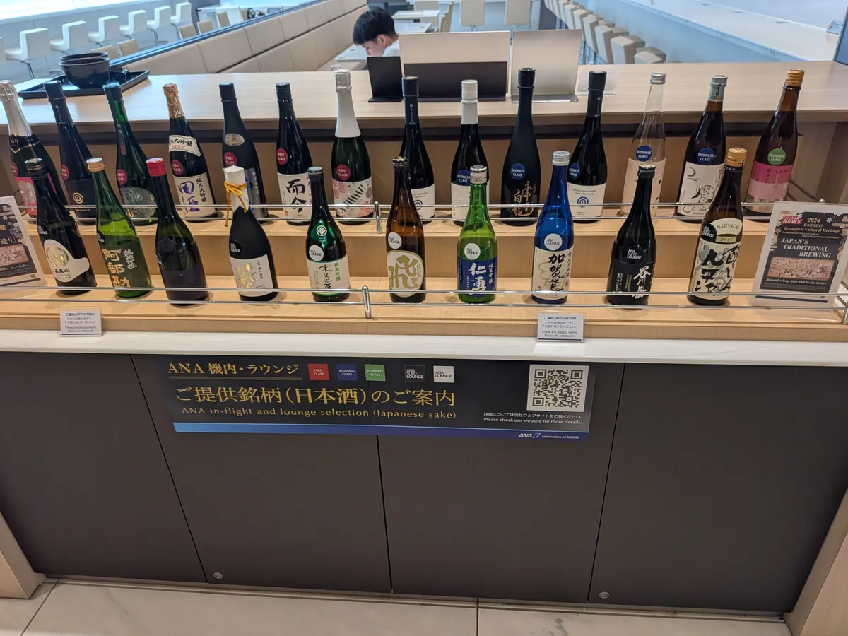ANA機内・ラウンジ提供の日本酒が十数種ずらりと並ぶセレクション