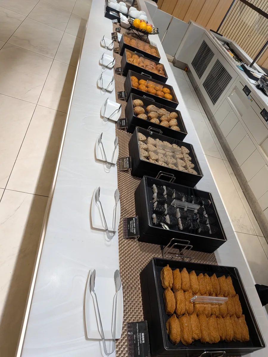 ホットミールや揚げ物などが並ぶビュッフェ台