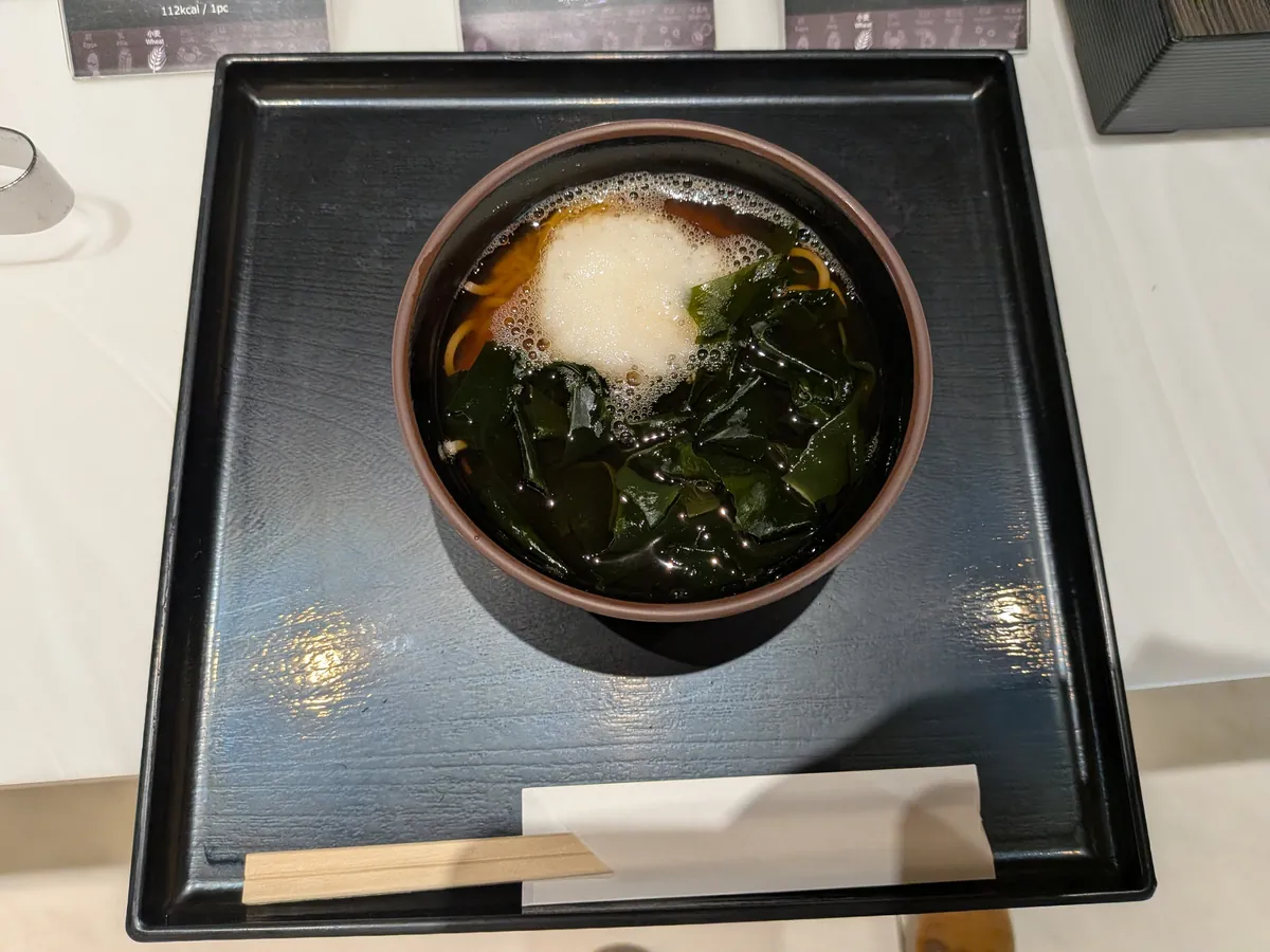ヌードルバーで注文したわかめとろろそば
