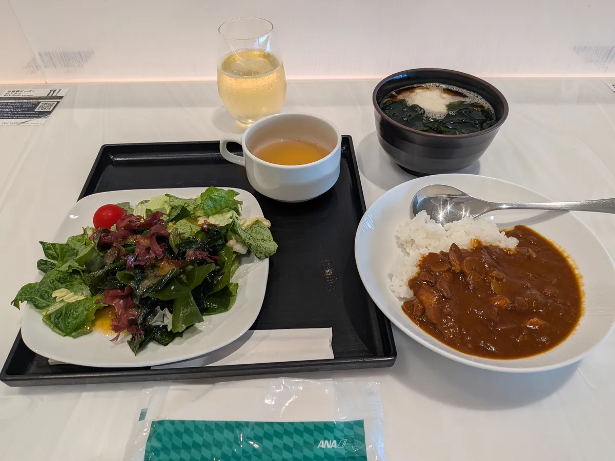 実食プレート。チキンカレー・サラダ・わかめそば・スープ・白ワイン