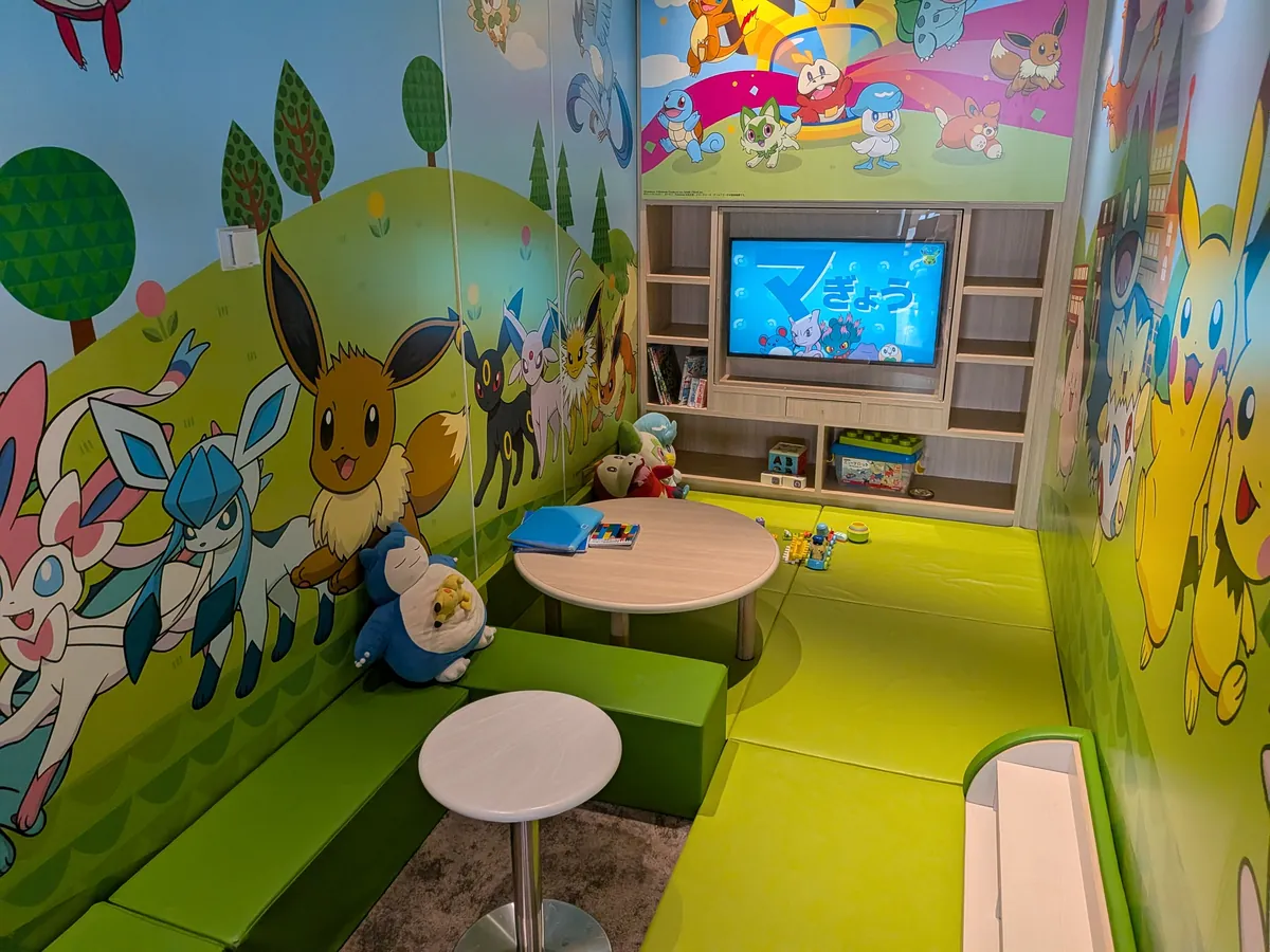 ANA×POKEMON キッズラウンジ。ピカチュウやイーブイに囲まれたカラフルな子ども用スペース