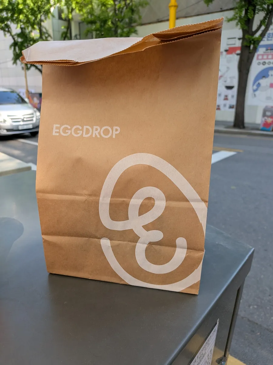 EGGDROPのテイクアウト用クラフト紙袋