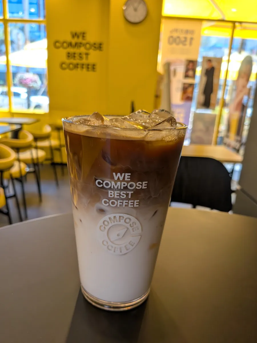 オープンまで待った隣のカフェ（COMPOSE COFFEE）のアイスコーヒー