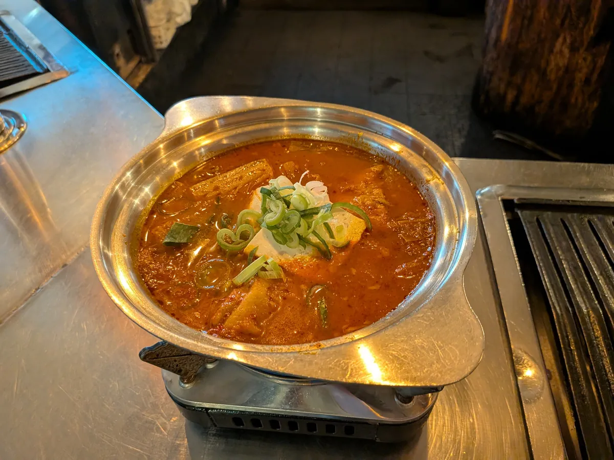グツグツ煮えるトンテジ（豚肉入り）キムチチゲ