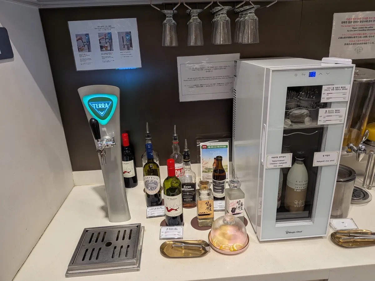 スカイハブラウンジの生ビールサーバー（TERRA）とワイン・マッコリ