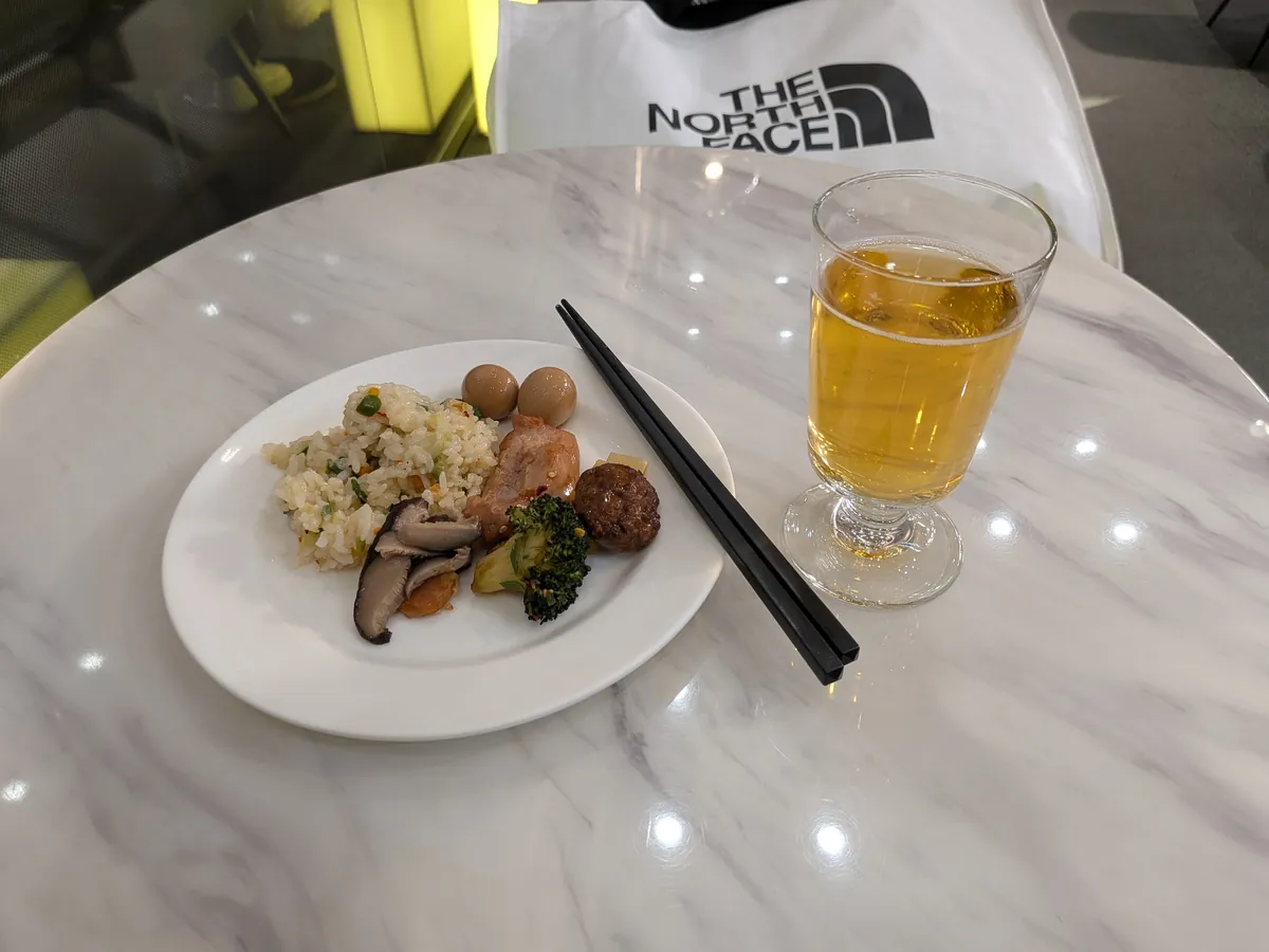 スカイハブラウンジで盛った実食プレートと生ビール