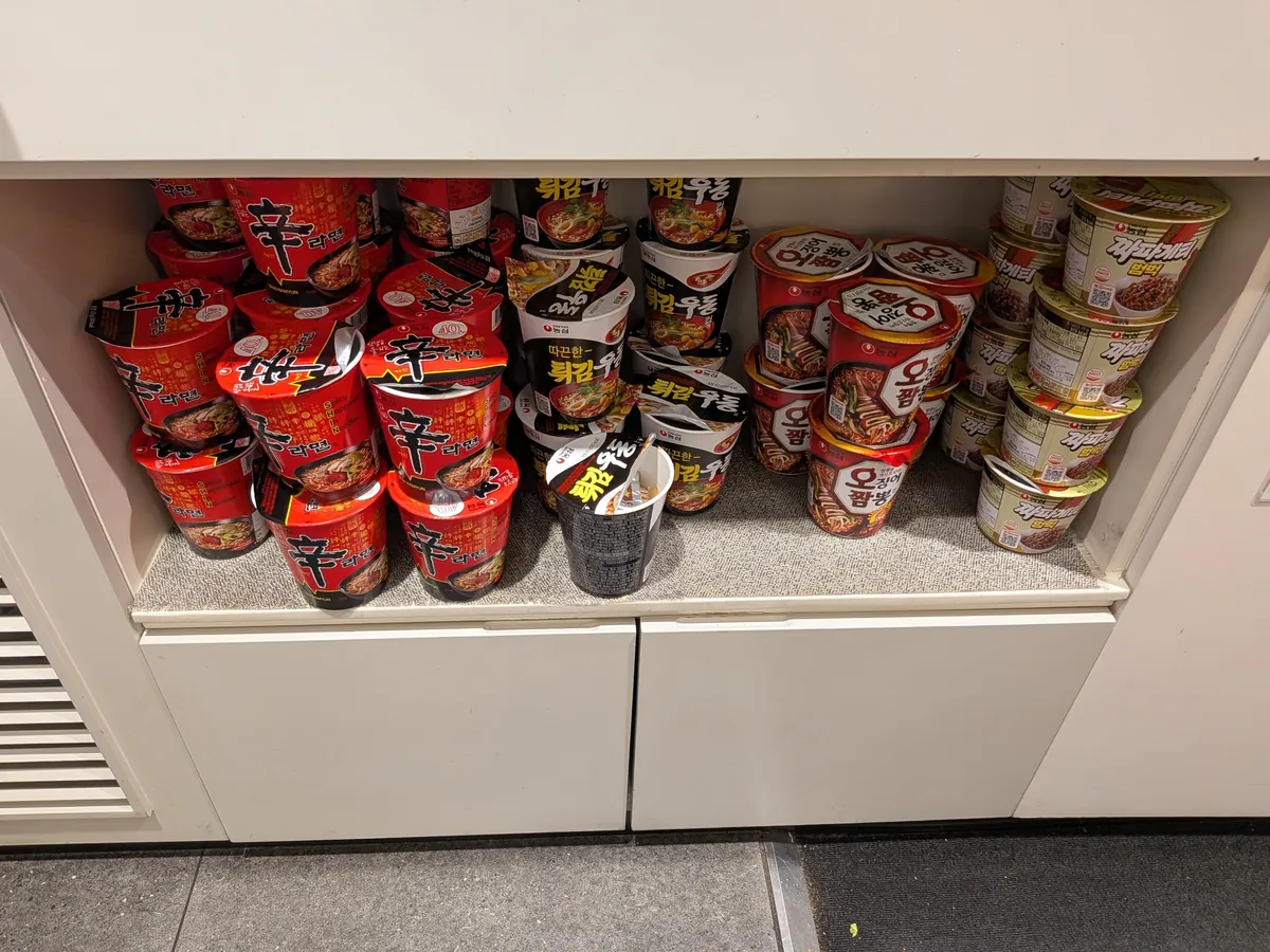 スカイハブラウンジにたっぷり並ぶカップ麺のストック