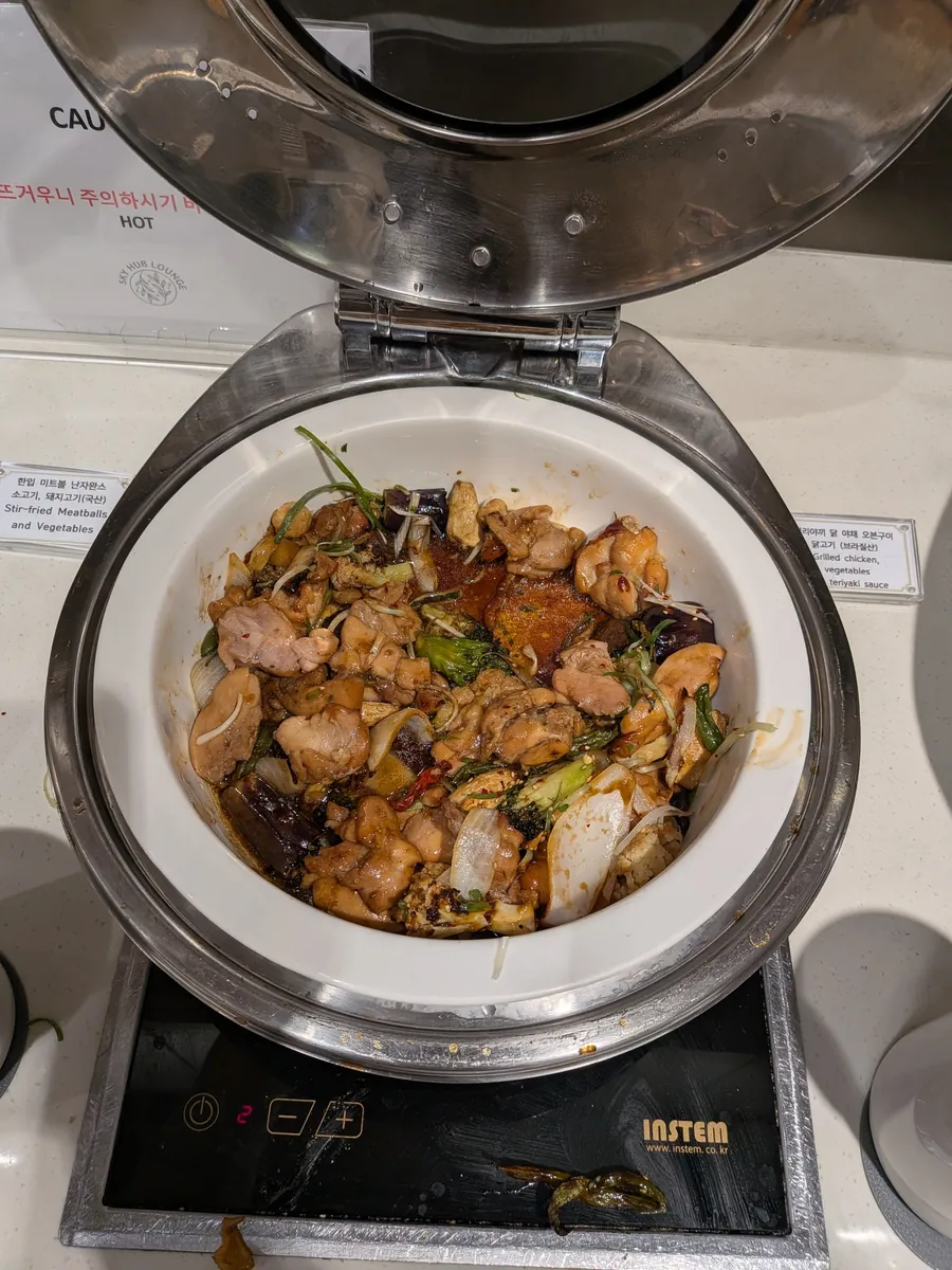 スカイハブラウンジのチキンの照り焼き（ホットミール）