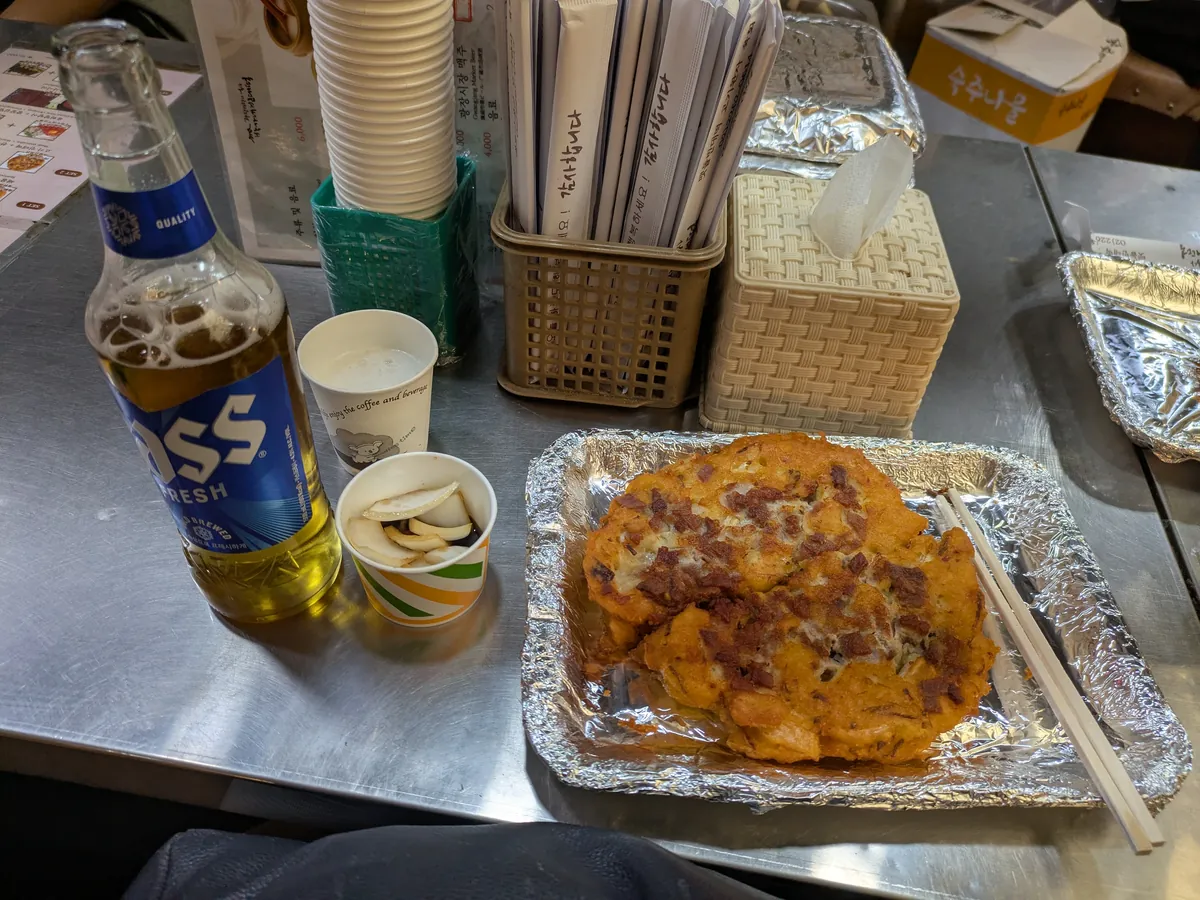 広蔵市場の名物チヂミ（緑豆チヂミ）とビール
