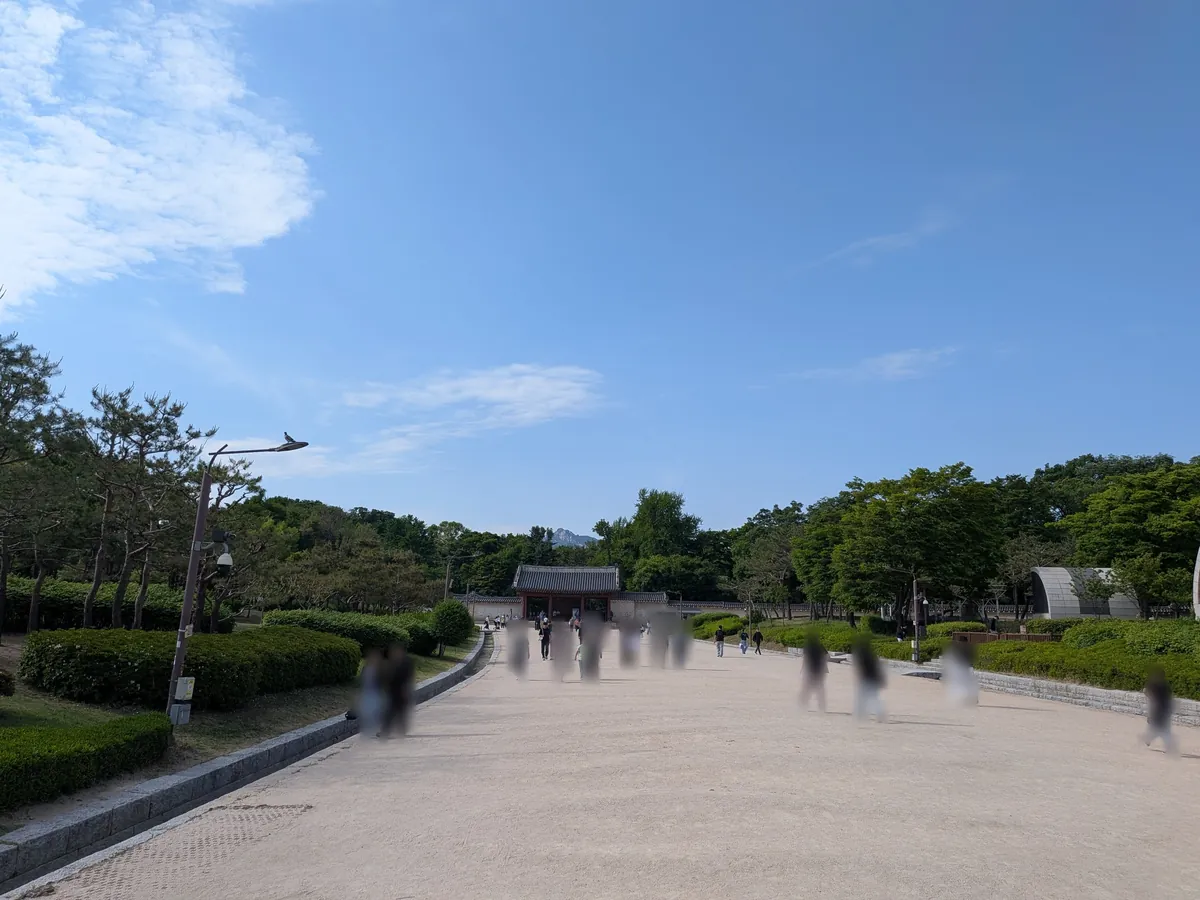 宗廟の入口へ続く広い参道と青空