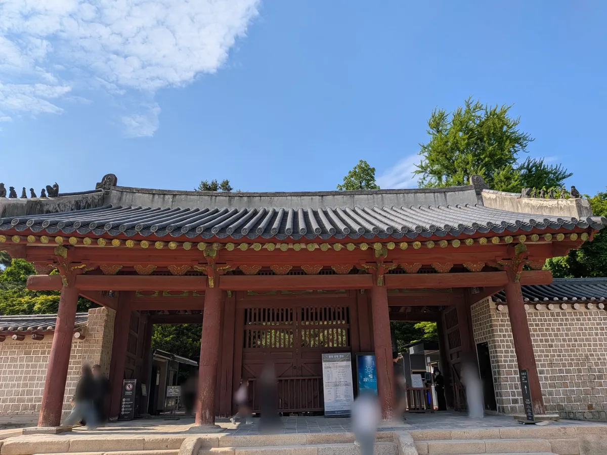 宗廟の正門（赤い柱と瓦屋根）