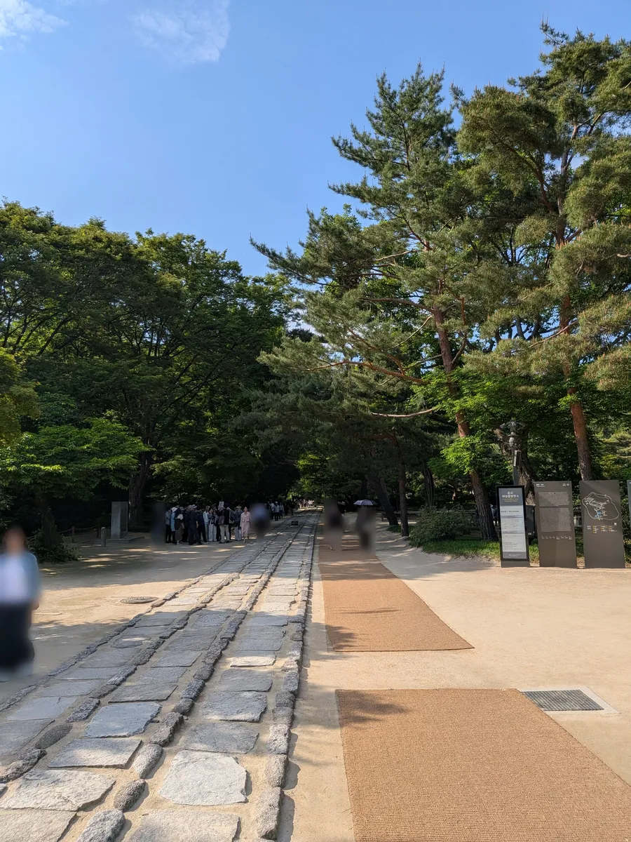 入口から正殿へ続く石畳の神路（3本道）