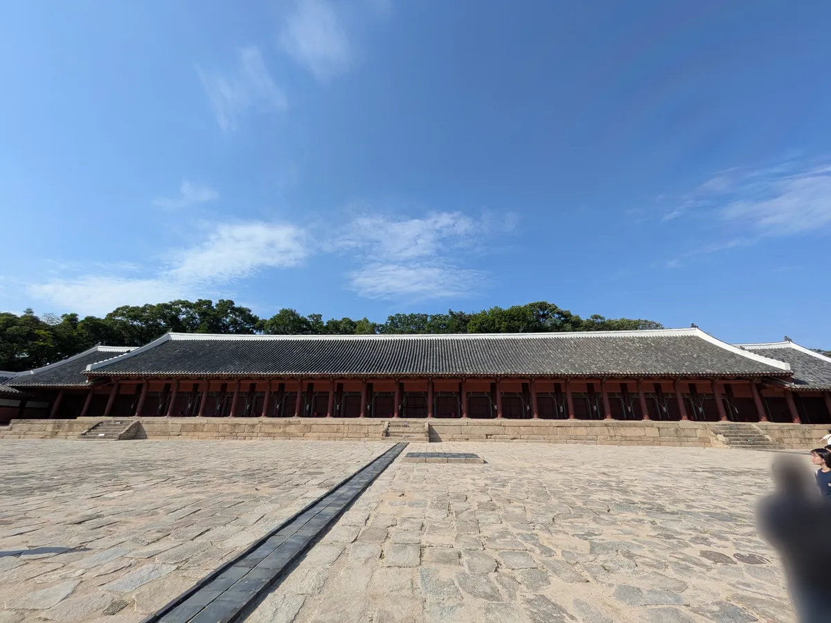 世界遺産・宗廟の正殿(横幅109mのアジア最大級の木造建築)