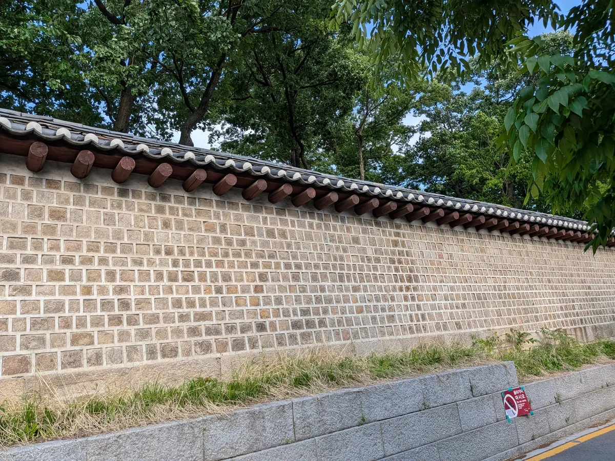伝統的な石垣が続く宗廟石垣道