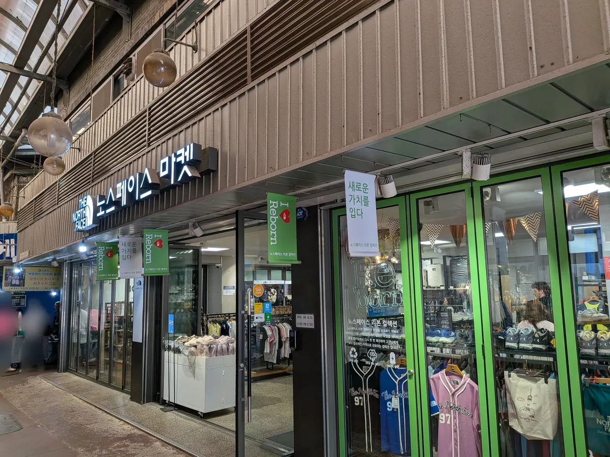 ノースフェイス アウトレットの店外観
