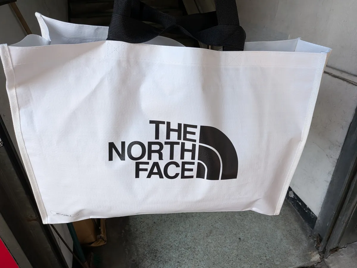 サービスでもらったTHE NORTH FACEの白いエコバッグ