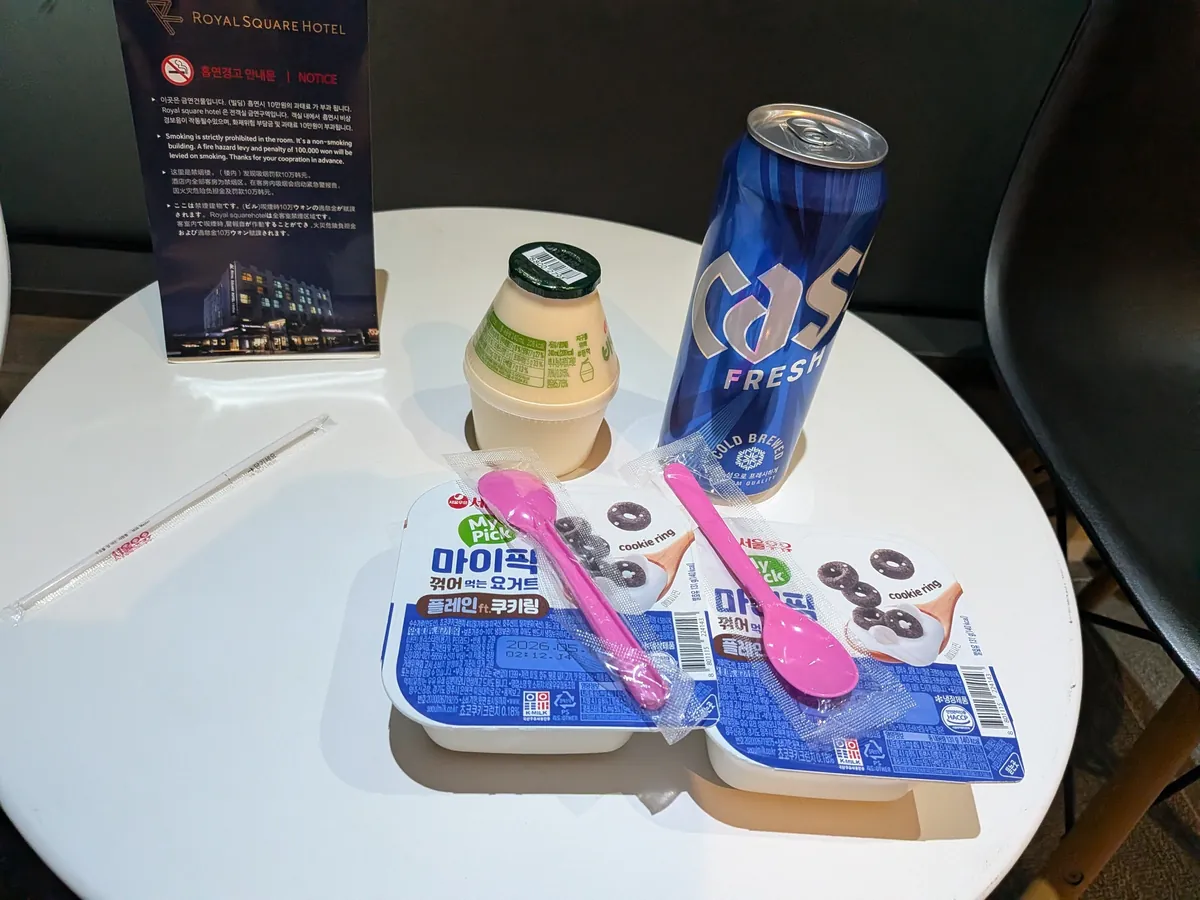 近所のコンビニCUで調達した夜の晩酌。CASSの缶ビール、バナナ味牛乳、折って食べるヨーグルト