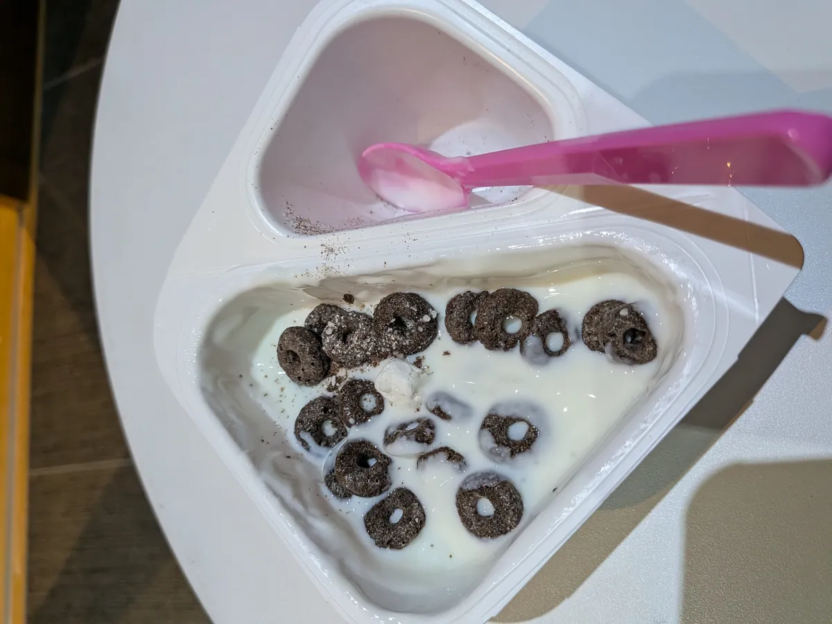 クッキーリングを混ぜたヨーグルト。ザクザクのリングとヨーグルトを折って混ぜて食べる