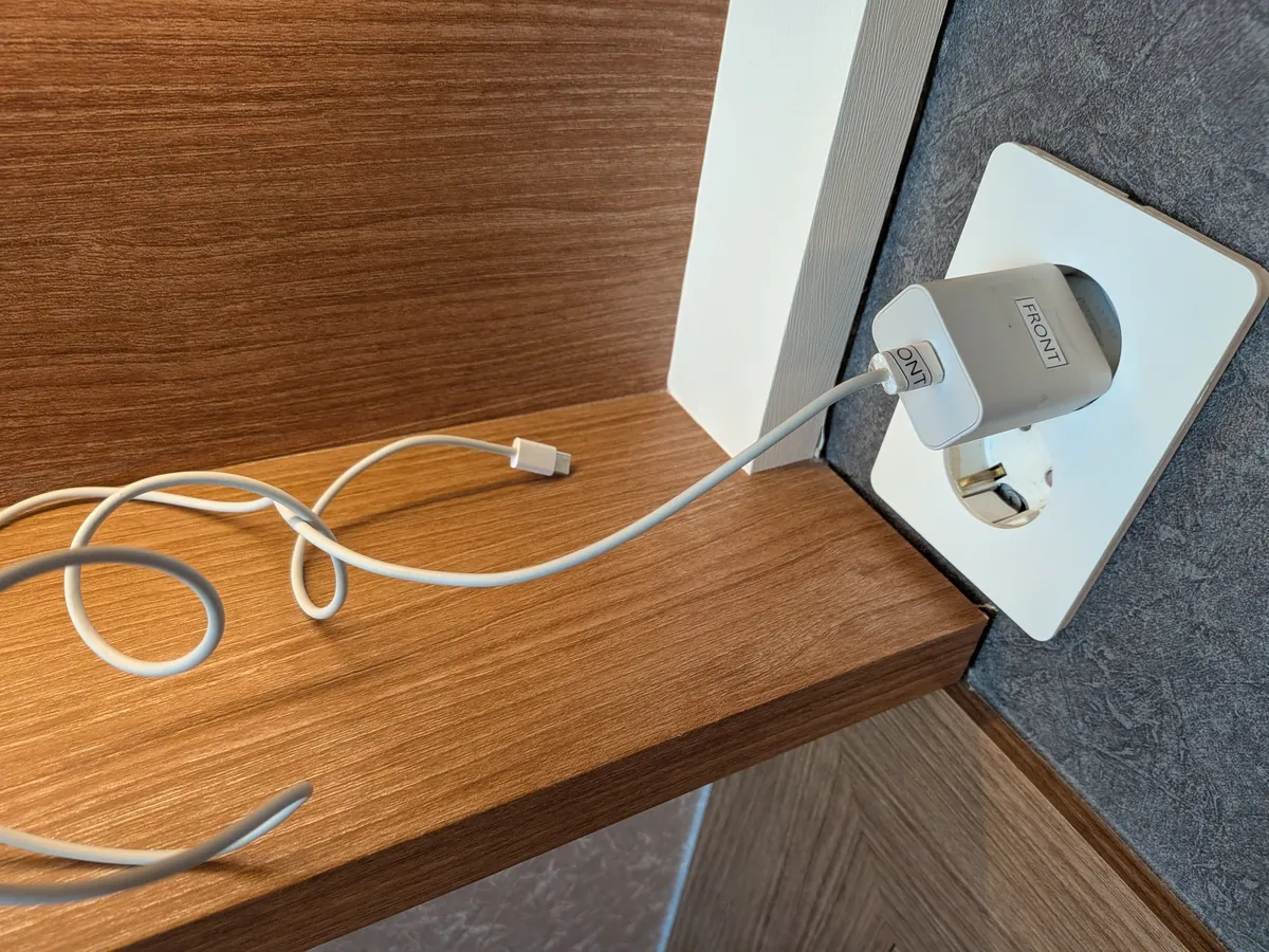 韓国仕様の丸ピン（SEタイプ）コンセントに挿した充電器のケーブル