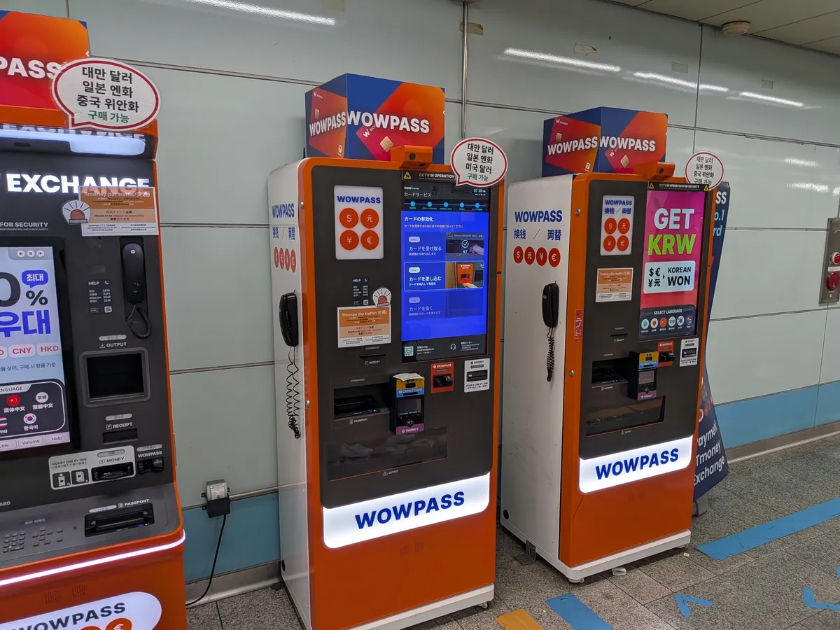 韓国の地下鉄駅構内に並ぶオレンジ色のWOWPASS発行機（WOW Exchange）