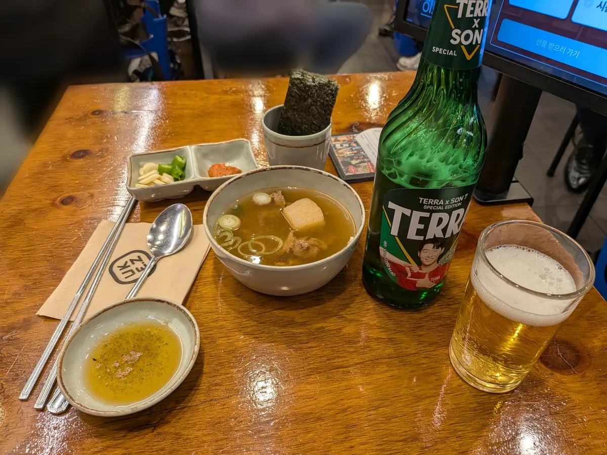 一人分のセッティング。スープ小鉢とビール