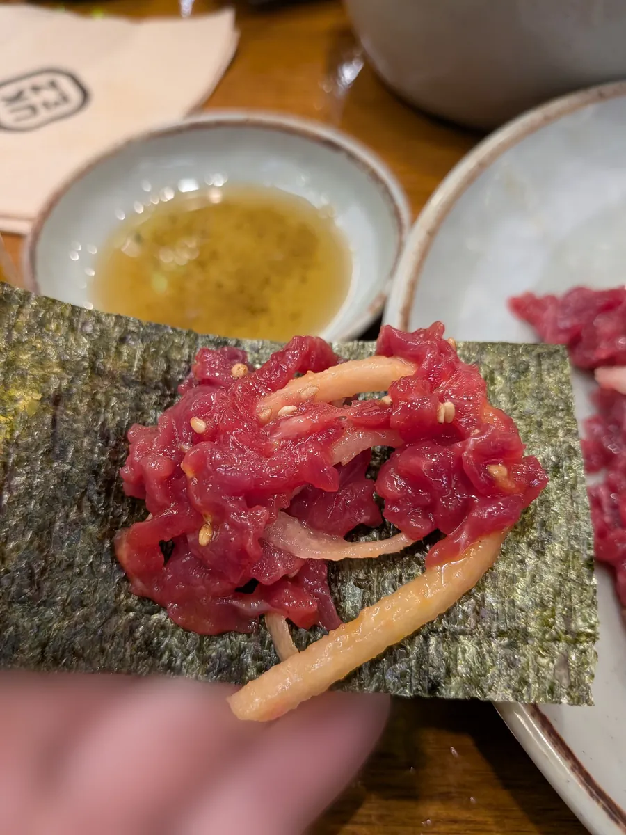 海苔に包んでいただく新鮮なユッケ