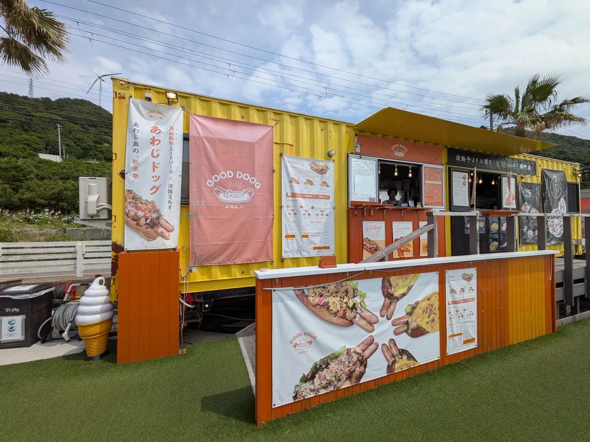 オレンジのコンテナ店GOOD DOG（ホットドッグ屋）の外観