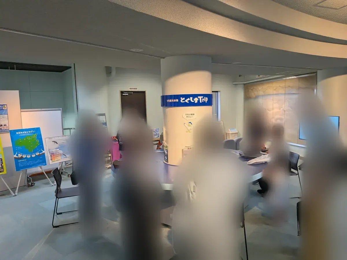 VR観光体験コーナーでうずしおクルーズを疑似体験する来館者たち