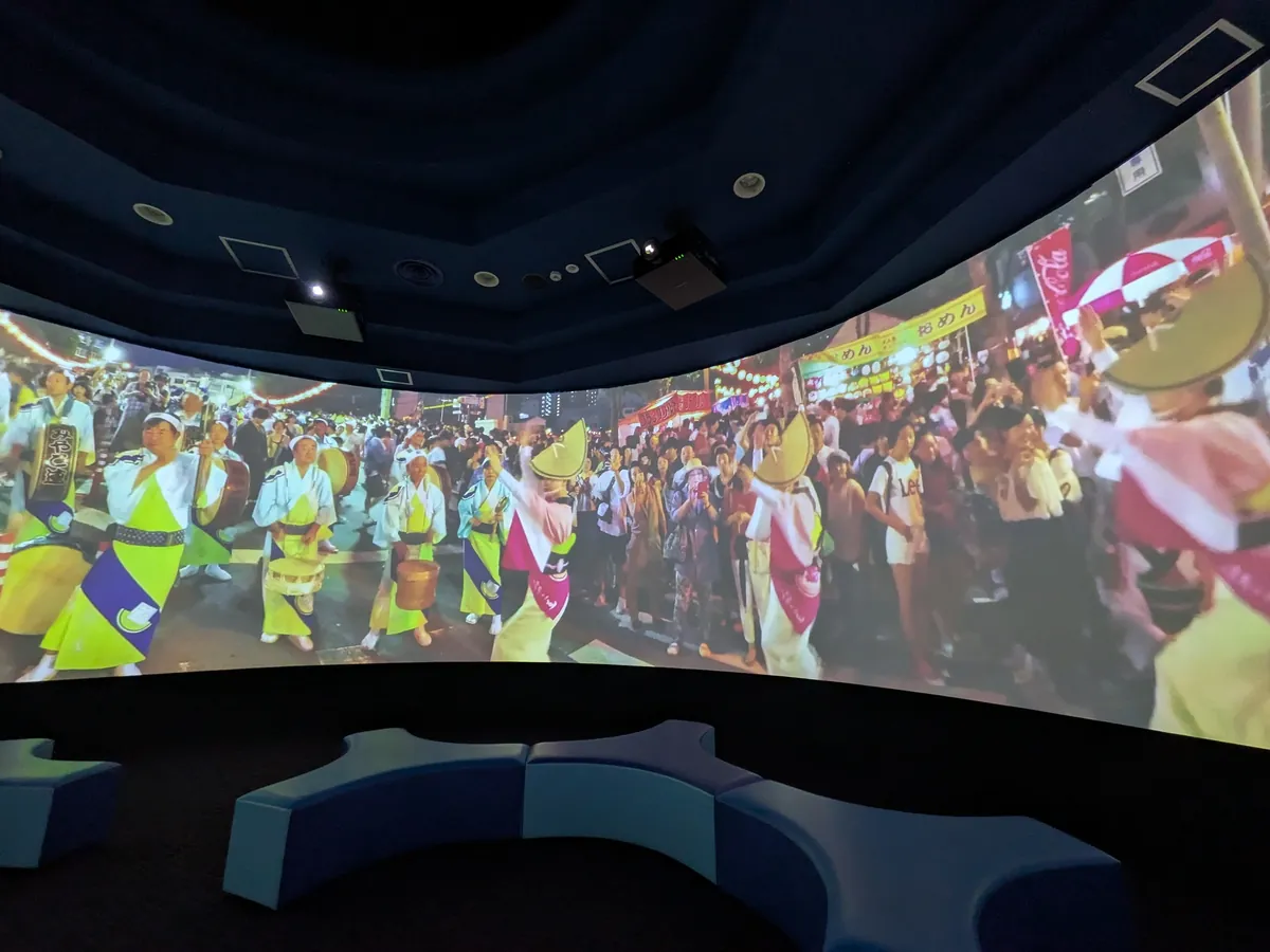 4K360°シアターに映し出された阿波踊りの連と桟敷の映像