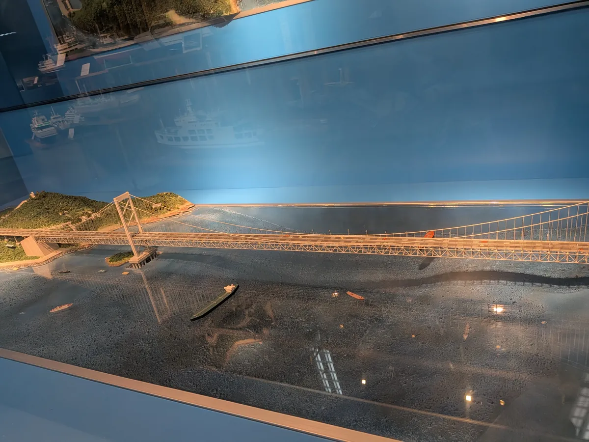 海峡をまたぐ大鳴門橋を再現した精巧な吊り橋の模型展示