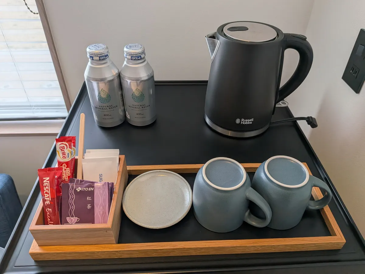 客室の無料ミネラルウォーターとコーヒー・紅茶のセット、電気ケトル