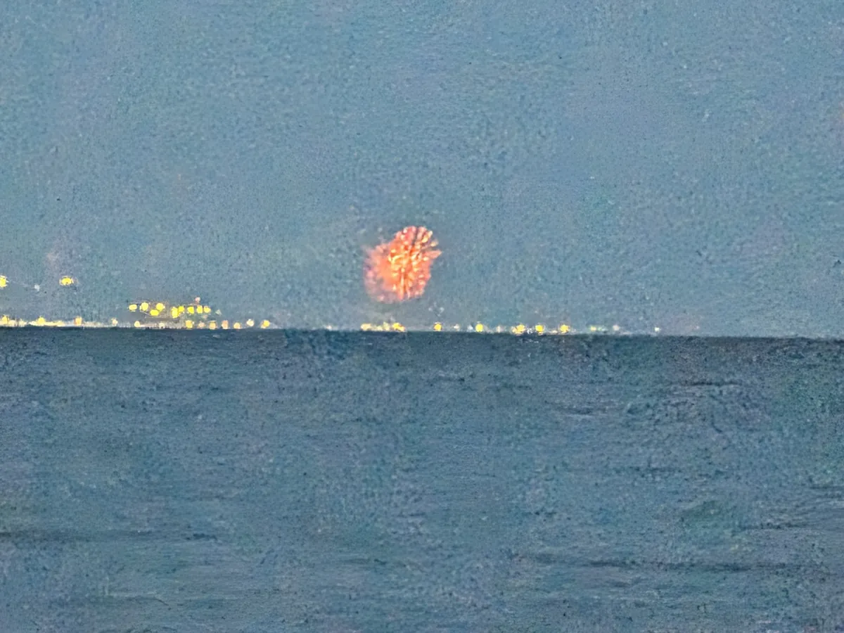 ホテル前の浜から見えた、海の向こうに咲く花火