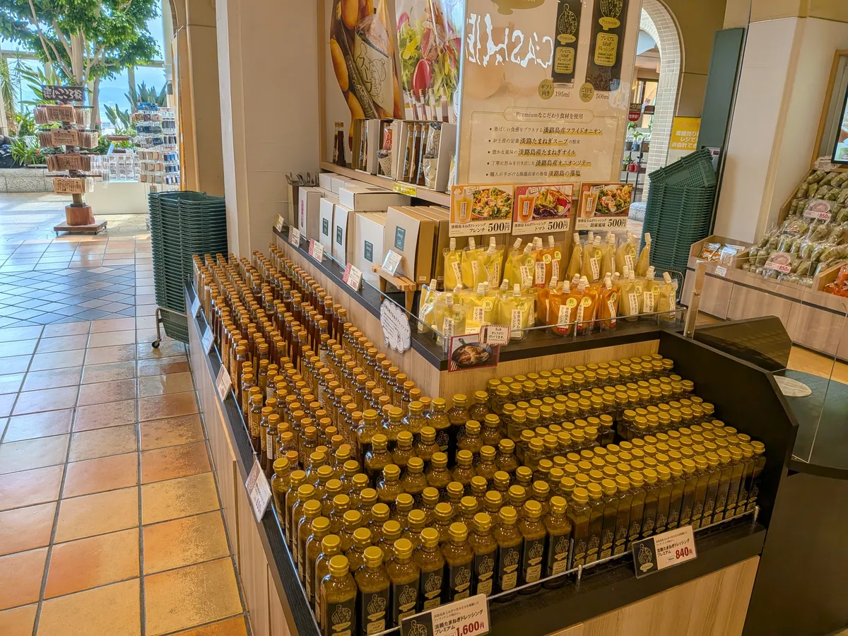 黄色いボトルがずらりと並ぶ淡路島産玉ねぎドレッシングの売り場