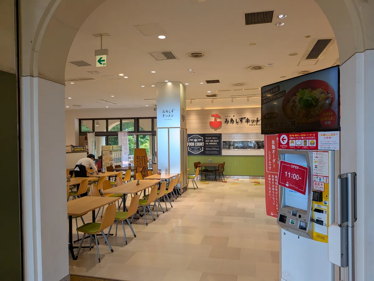 フードコート おあしずキッチンの店内とテーブル席、券売機