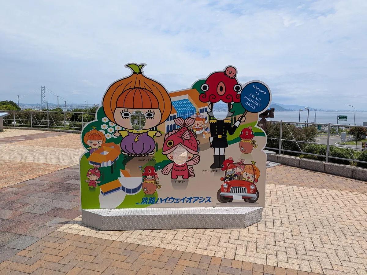 玉ねぎの女の子などキャラクターの顔出し看板