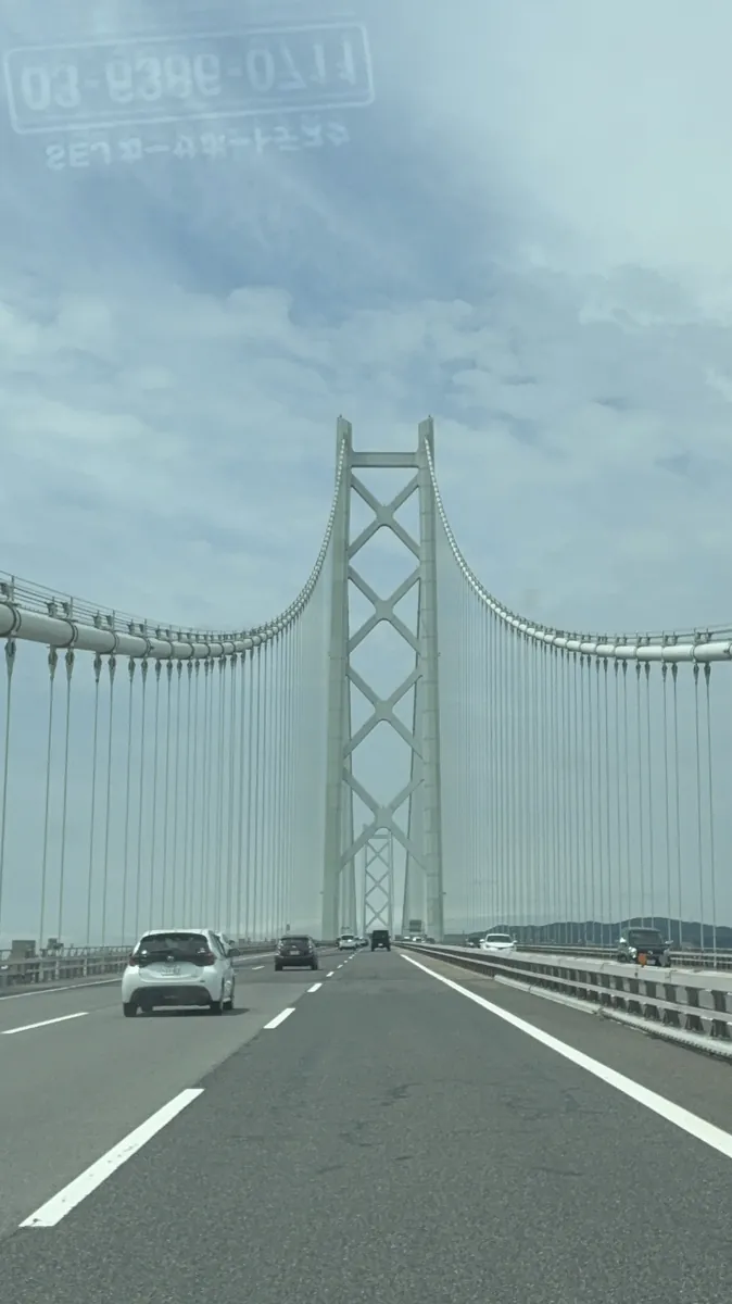 車内から見た明石海峡大橋