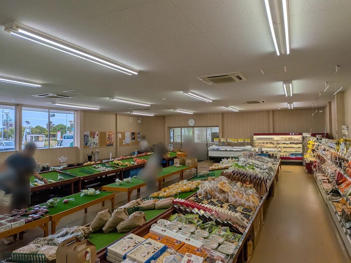 フローラルアイランド直売所の店内。緑のマットを敷いた台に野菜や加工品がずらりと並ぶ