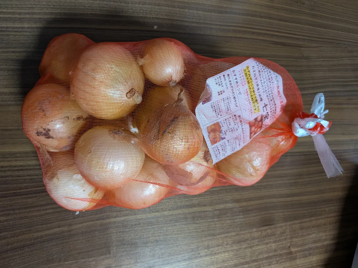 購入した訳あり大ネットの淡路島産玉ねぎ。赤いネット袋にたっぷり入った完熟玉ねぎ